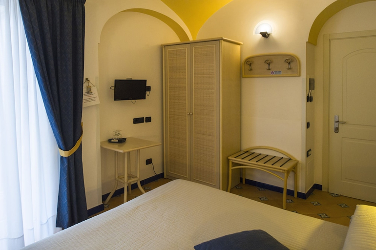 Bedroom 2, Hotel Bellevue Suite, Salerno