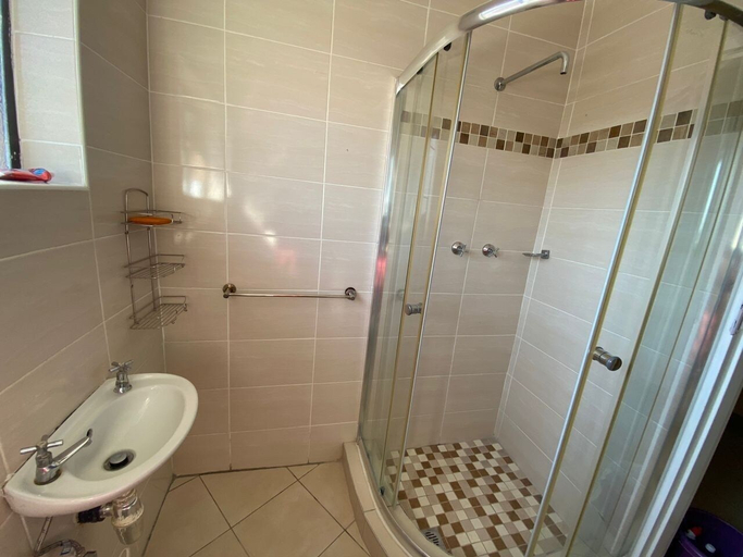 Bathroom 3, Goshen Creek Guesthouse, Harare