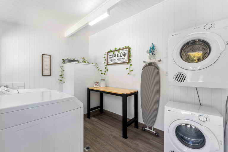 Bathroom 4, Kinka Palms Motel, Livingstone - Pt B