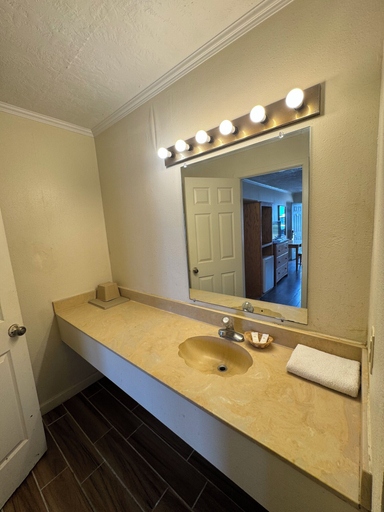 Bathroom 4, Country Inn, Vernon