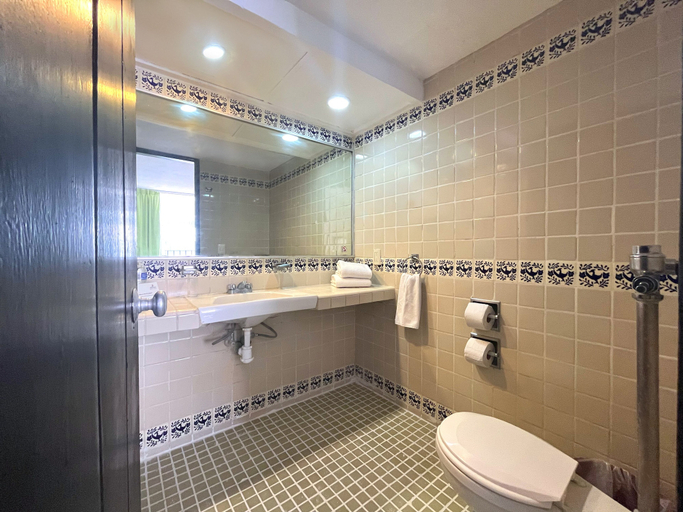 Bathroom 4, Delfin Beachfront Resort – Downtown Puerto Vallarta Optional All-Inclusive, Puerto Vallarta