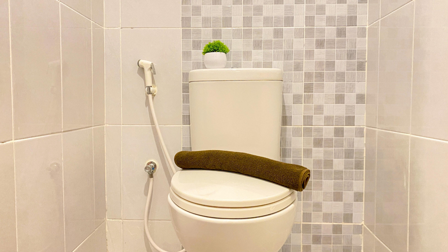 Bathroom 5, Simply & Comfy Studio Apartment at Tokyo Riverside PIK 2 By Travelio, Tangerang