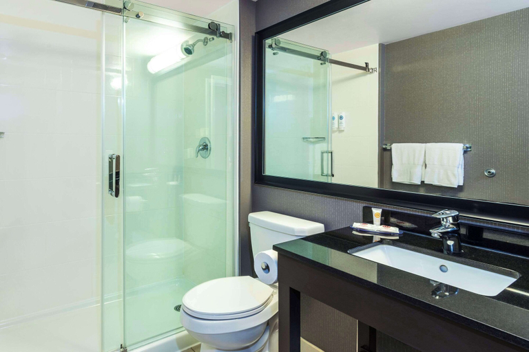 Bathroom 4, Comfort Inn Newmarket - Aurora, York