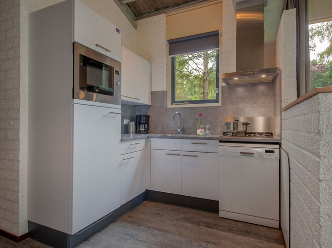Private kitchen, Restyled Bungalow with Dishwasher near Nature Reserve, Weert