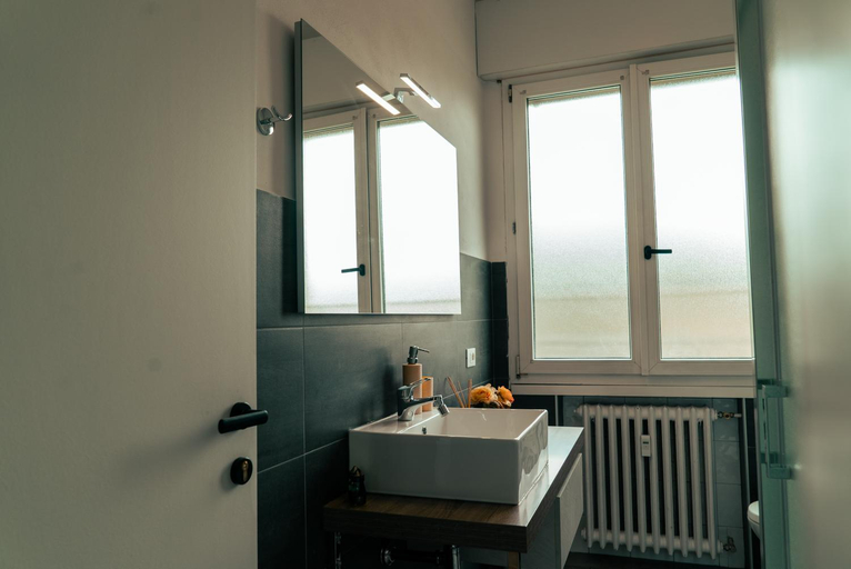 Bathroom 3, La Terrazza sul Reno - in pieno centro-due passi da Villa Chiara - comodo Unipol Arena, Bologna