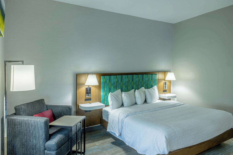 Bedroom 3, Hampton Inn & Suites Cleburne, Johnson