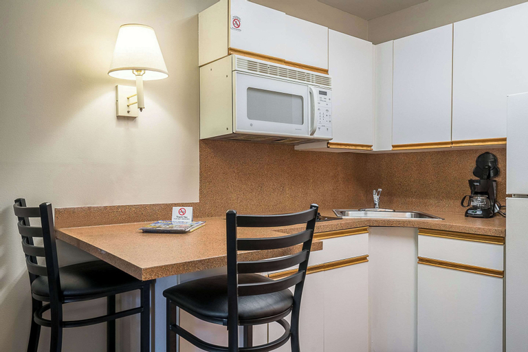 Dining Room 9