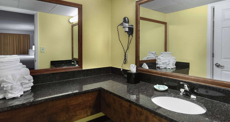 Bathroom 5, Best Western Ocean Sands Beach Resort, Horry