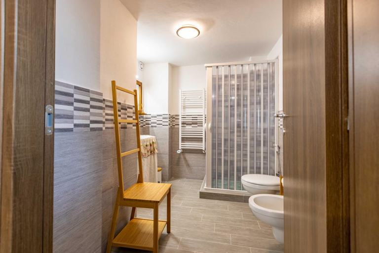 Bathroom 16