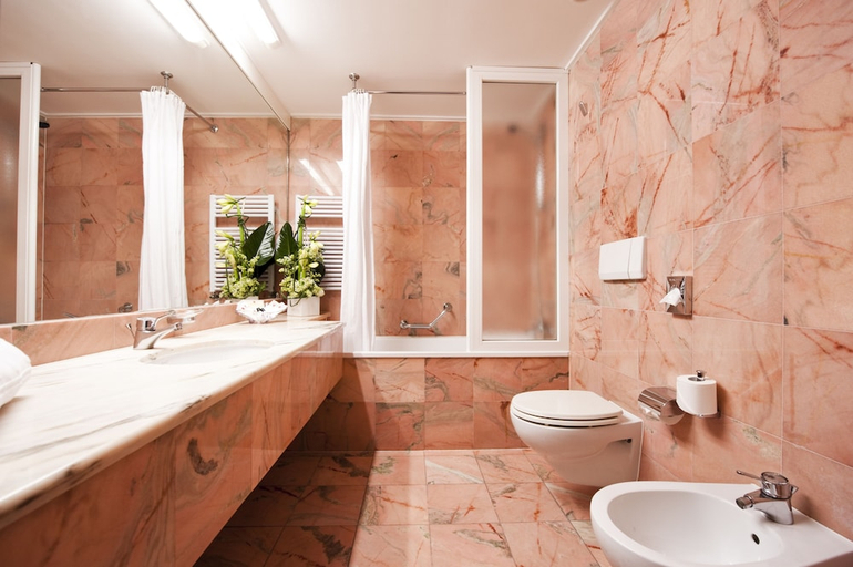 Bathroom 5, Montresor Tower, Verona