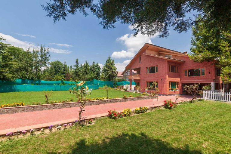 StayVista at Pinewood Villa with Pool Table, Srinagar