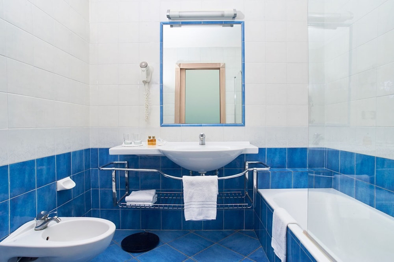Bathroom 3, Central Park Terme, Napoli