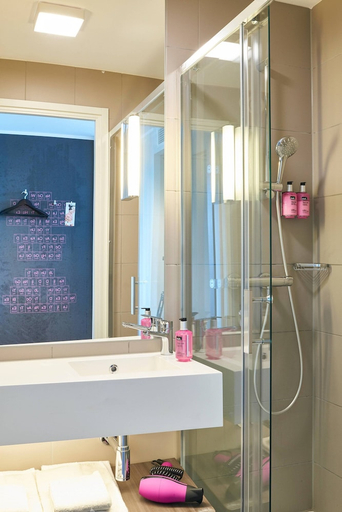 Bathroom 5, MOXY Milan Malpensa Airport, Varese