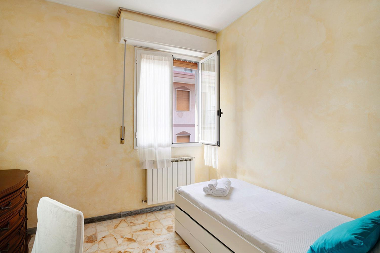 Bedroom 2, Quadrilocale Tulipano, Savona