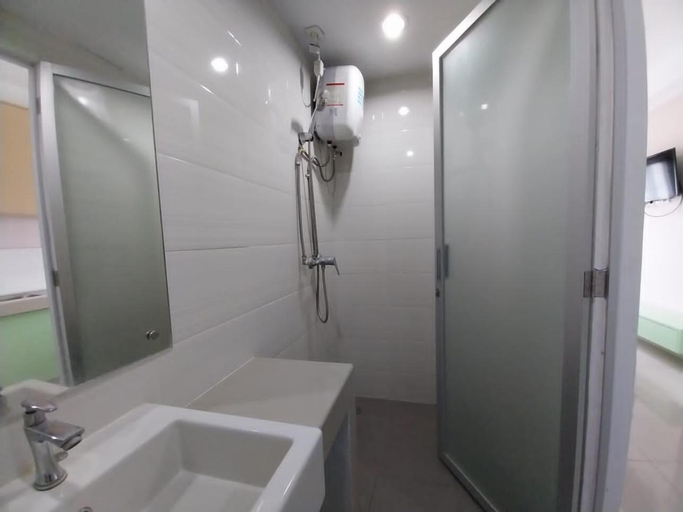 Bedroom 4, skyview apartemen by gowsleep, Medan