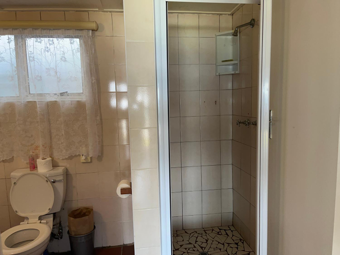 Bathroom 2, Kob Inn Beach Resort, Amathole