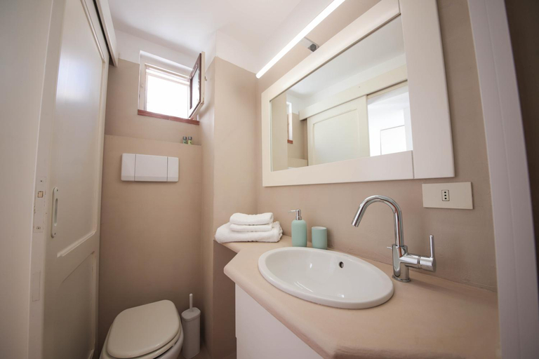 Bathroom 3, Alba Domus, Bari