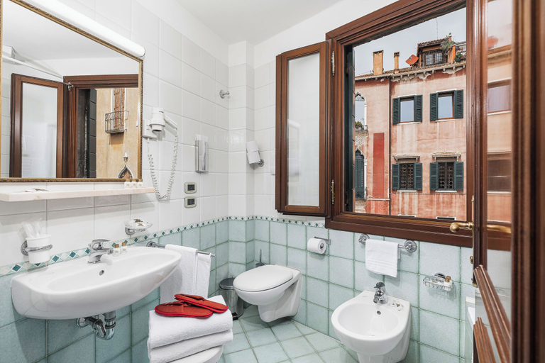Bathroom 4, Hotel San Moisè, Venezia