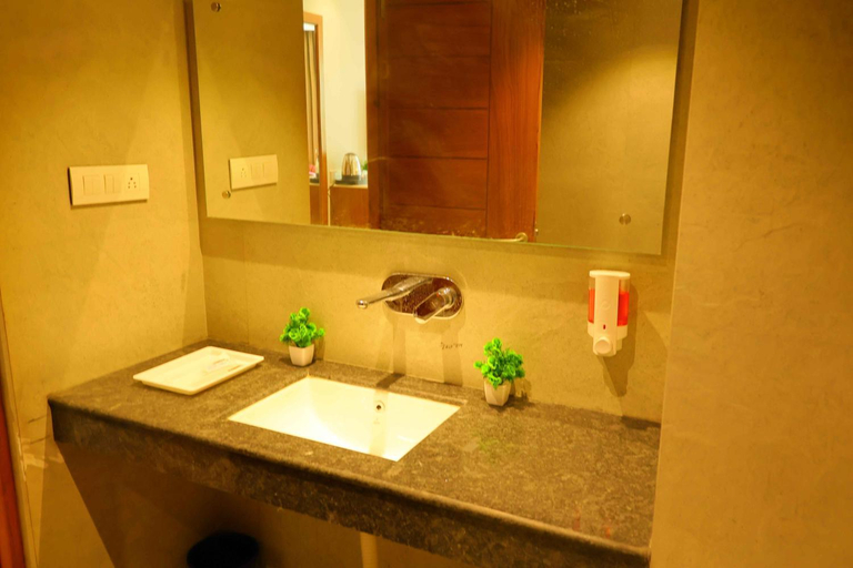 Bathroom 3, Sa-Ba Manali Inn, Kullu