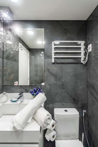 Bathroom 4, 4 Studios Luxo Varanda Cozinha Equipada Piscina Academia Garagem WiFi Perto do Metro Praca da Republ, São Paulo