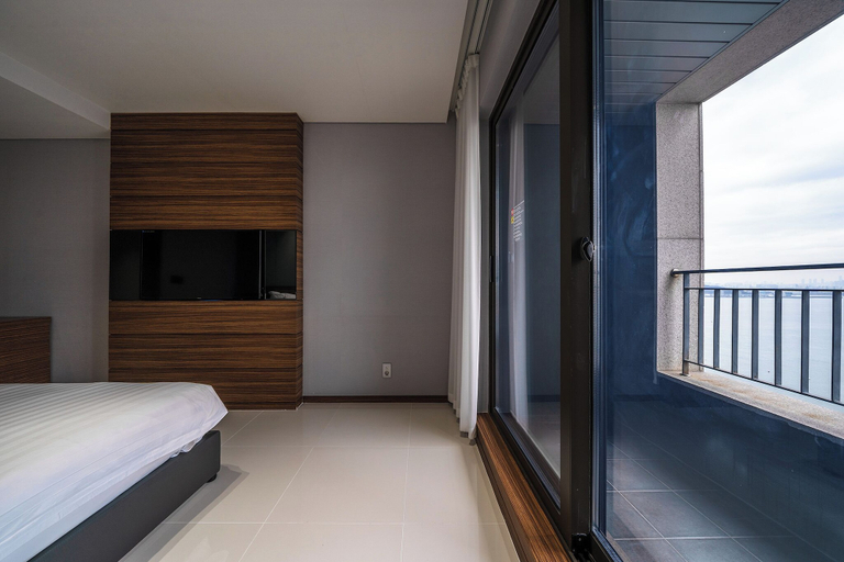 Others 5, sky & sea hotel, Jung