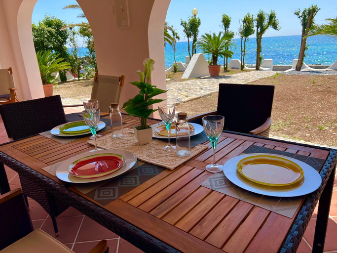 2, Casale fronte mare - villa with swimming pool in front of the beach, Cagliari