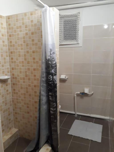 Bathroom 3, Kek Vandor Vendeghaz, Lenti