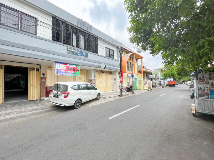 Exterior & Views 2, Homestay & Cafe Blessings Near Station Center Town RedPartner, Kediri