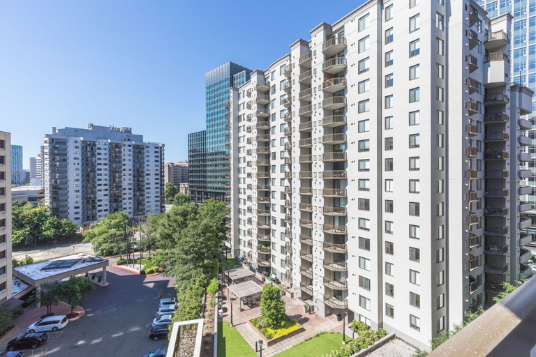Exterior & Views, Elegant 2BR Apartment - Minutes to D.C., Arlington