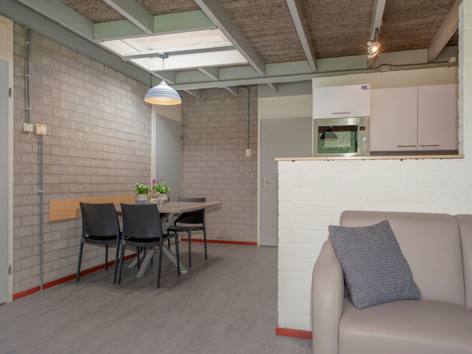 Dining 3, Restyled Bungalow with Dishwasher near Nature Reserve, Weert