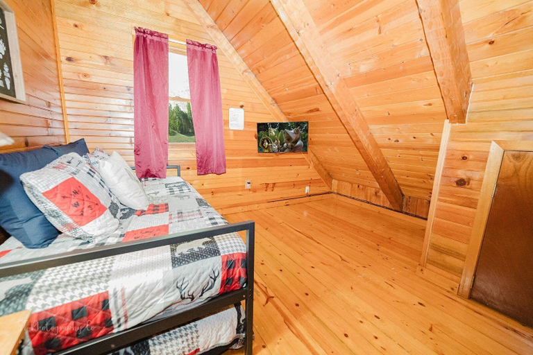 Bedroom 3, A Slice of Heaven, Sevier