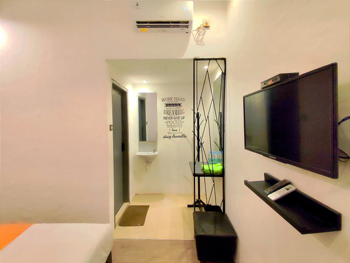 Crown Budget In Style Kediri Room Type - Standard Room Queen