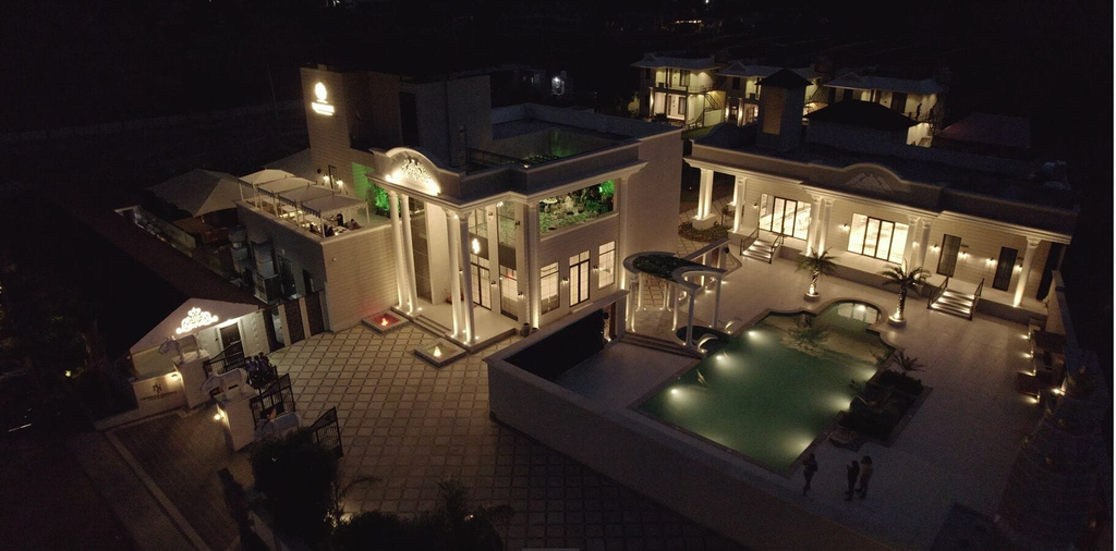 Exterior & Views