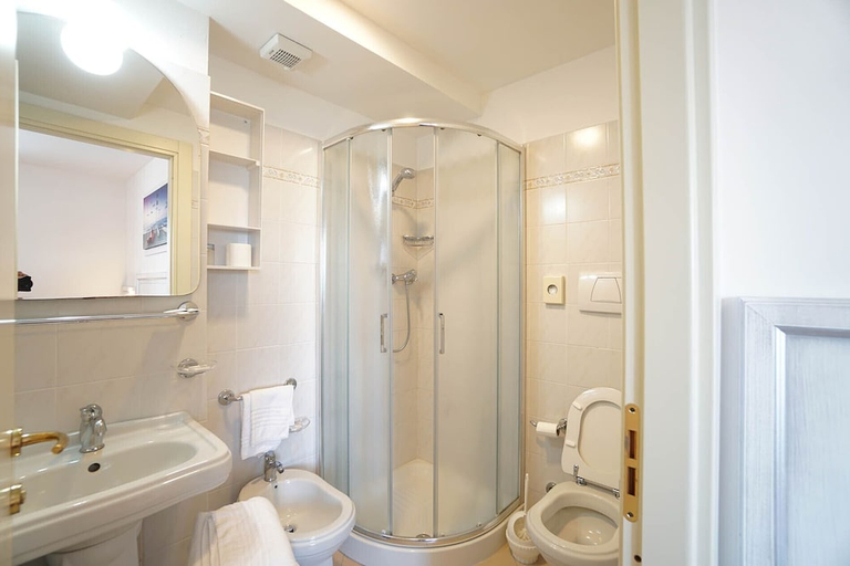 Bathroom 3, PIGALLE HOTEL, Lucca