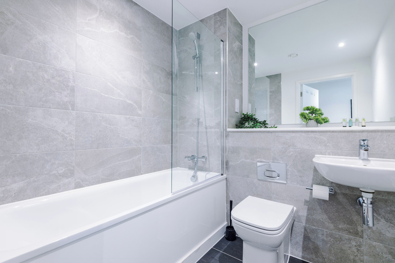 Bathroom 3, Hilltop Serviced Apartments - Salford, Manchester