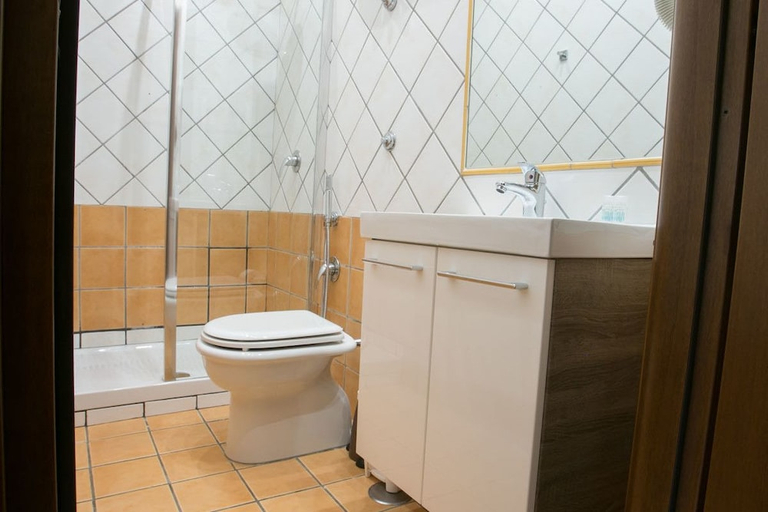 Bathroom 4, La Fenice, Napoli