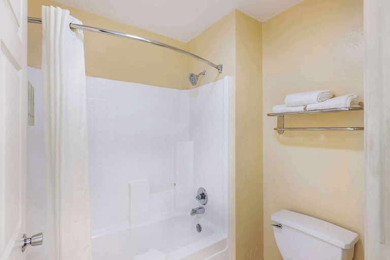 Bathroom 5, Best Western Snyder Inn, Scurry