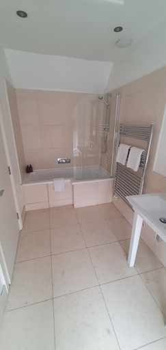 Bathroom 3, The Crown at Shipton, Oxfordshire