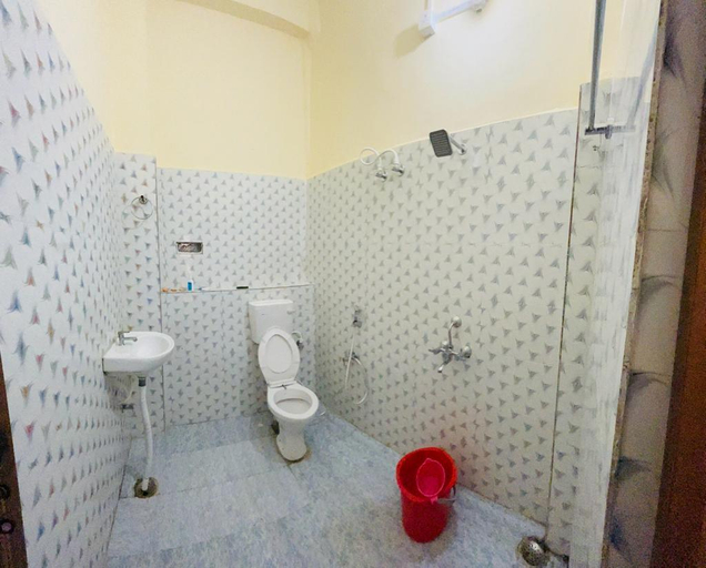 Bathroom 4, RN Residency, Varanasi
