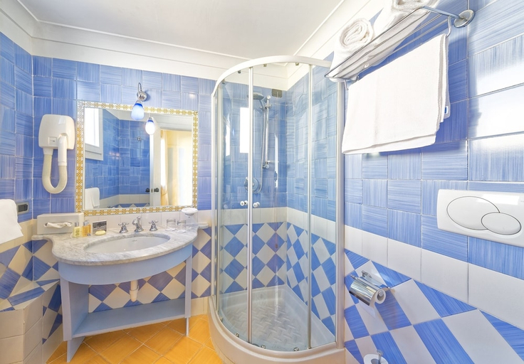 Bathroom 5, Hotel Mare Blu, Napoli