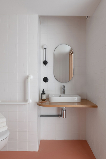 Bathroom 5, Hôtel Le Prieuré, Saône-et-Loire