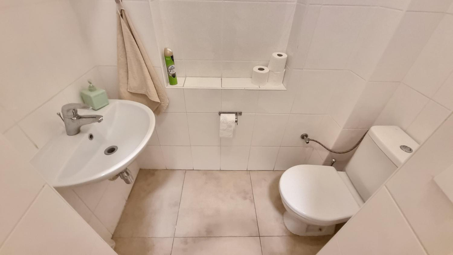 Bathroom 2, Finnem Rentals Tyrsova, Praha 2