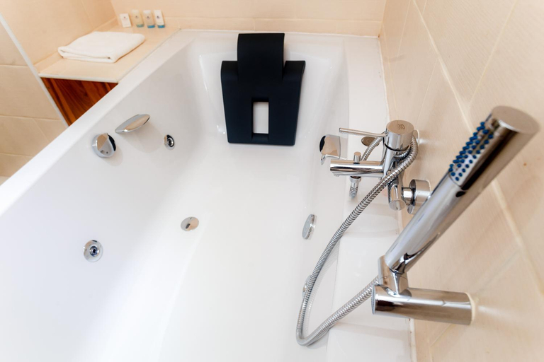 Bathroom 5, Hotel Calypso, Atsinanana