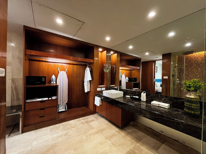 Bathroom 4, The Conway, Meerut