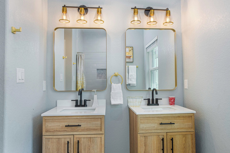 Bathroom 3, Heaven-sent Convenient 4br/ 3BA Near Downtown, Bexar