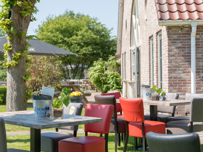 Others 4, Luxury villa with shared pool, Steenwijkerland