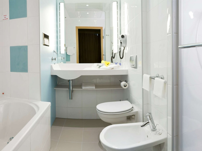 Bathroom 4, Novotel Milano Malpensa Airport, Varese