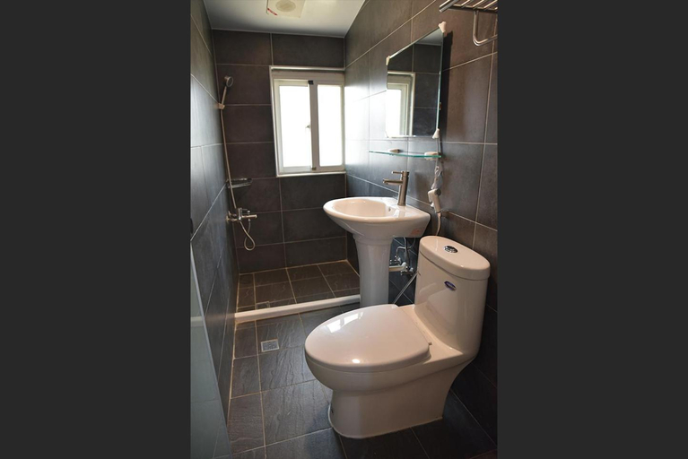 Bathroom 1, Dan Lee Inn, Pingtung