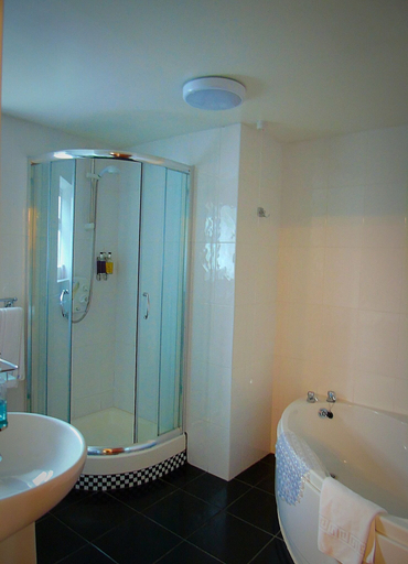 Bathroom 4, The Boars Head Hotel, Derbyshire