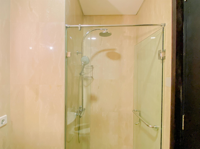 Bathroom 5, Good and Simply 1BR at Sudirman Suites Apartment By Travelio, Jakarta Pusat